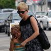 Michelle Williams et sa fille Matilda font du shopping à Hollywood, le 16 aout 2012  