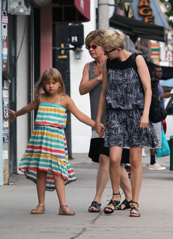 Michelle Wililams, sa mère et sa fille Matilda font du shopping à Hollywood, le 16 aout 2012 