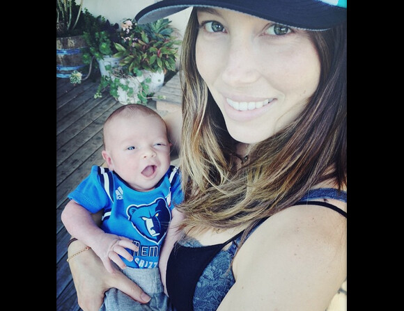 Justin Timberlake a posté une photo de sa femme Jessica Biel avec leur enfant Silas Randall le 19 avril 2015, en soutien à l'équipe de basketball de Memphis