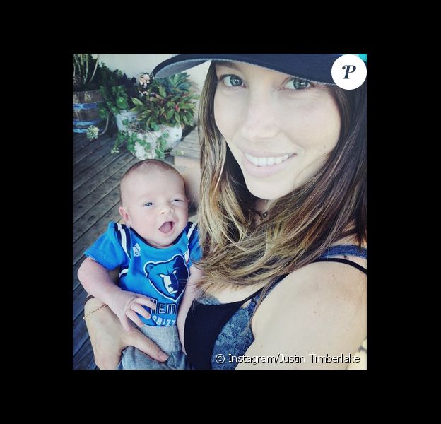 Justin Timberlake a posté une photo de sa femme Jessica Biel avec leur enfant Silas Randall le 19 avril 2015, en soutien à l'équipe de basketball de Memphis