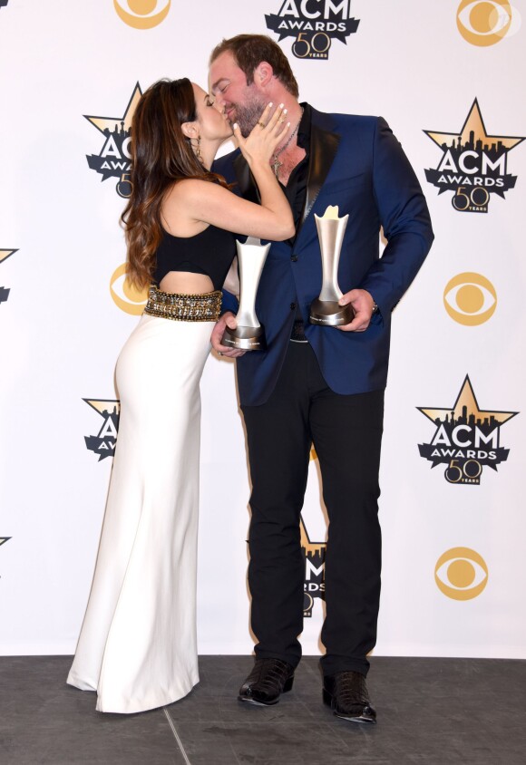 Lee Brice & Sara Reeveley  lors des 50ème Academy of Country Music Awards au Stadium d'Arlington, Texas, le 19 avril 2015 