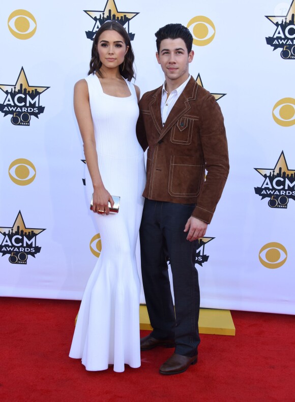 Nick Jonas & Olivia Culpo lors des 50ème Academy of Country Music Awards au Stadium d'Arlington, Texas, le 19 avril 2015 