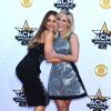 Sofia Vergara & Reese Witherspoon  lors des 50ème Academy of Country Music Awards au Stadium d'Arlington, Texas, le 19 avril 2015 