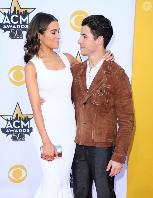 Nick Jonas, Olivia Culpo  lors des 50ème Academy of Country Music Awards au Stadium d'Arlington, Texas, le 19 avril 2015 