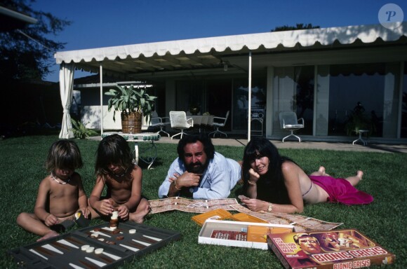 De gauche à droite: Cédric et Alexandre aux côtés de leurs parents, Richard Anthony et Sabine en 1980.