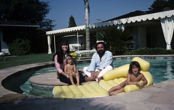 <p>De gauche à droite: Cédric et Alexandre aux côtés de leurs parents, Richard Anthony et Sabine en septembre 1980.</p>