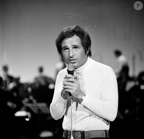 Richard Anthony à Paris, sur le plateau de l'émission "Le palmarès des chansons" en mai 1967.