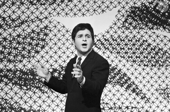 Richard Anthony sur le plateau de l'émission "Passing Show" en décembre 1965.