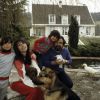 En France, dans le Val d'Oise, à Haute-Isle, chez lui, Richard ANTHONY entouré de gauche à droite, de son fils Alexandre, 8 ans, son épouse Sabine, son fils Cédric, 6 ans 07/03/1984 -