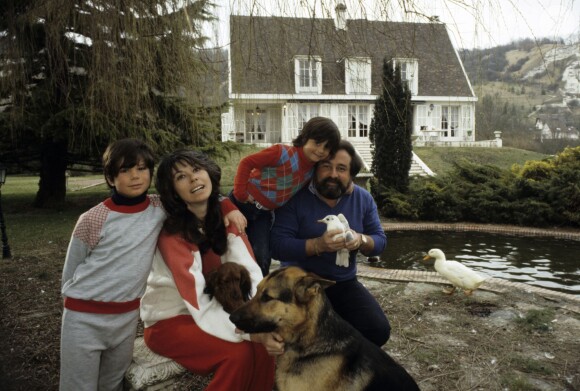 En France, dans le Val d'Oise, à Haute-Isle, chez lui, Richard ANTHONY entouré de gauche à droite, de son fils Alexandre, 8 ans, son épouse Sabine, son fils Cédric, 6 ans 07/03/1984 -