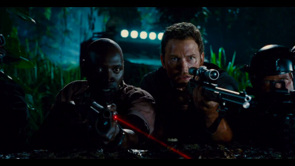 Jurassic World : Omar Sy et Chris Pratt aux prises avec un terrible D-Rex...