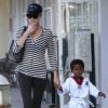 Exclusif - Charlize Theron emmène son fils Jackson à son cours de karaté à Los Angeles, le 15 avril 2015.