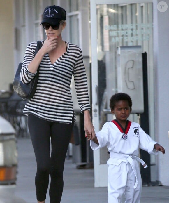 Exclusif - Charlize Theron emmène son fils Jackson à son cours de karaté à Los Angeles, le 15 avril 2015.