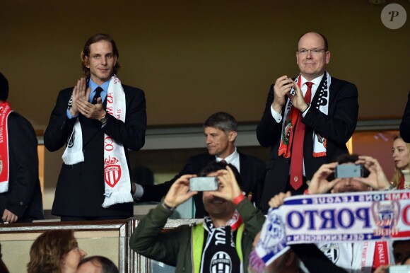 Andrea Casiraghi et son oncle le prince Albert II de Monaco au Stade Louis-II le 22 avril 2015 lors du quart de finale retour de Ligue des Champions entre l'AS Monaco et la Juventus de Turin.