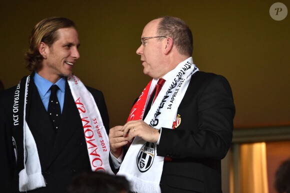 Andrea Casiraghi et son oncle le prince Albert II de Monaco au Stade Louis-II le 22 avril 2015 lors du quart de finale retour de Ligue des Champions entre l'AS Monaco et la Juventus de Turin.