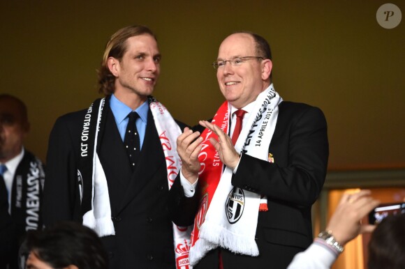 Andrea Casiraghi et son oncle le prince Albert II de Monaco au Stade Louis-II le 22 avril 2015 lors du quart de finale retour de Ligue des Champions entre l'AS Monaco et la Juventus de Turin.