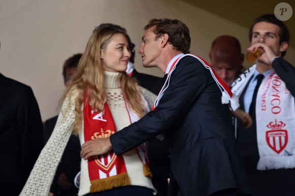 Pierre Casiraghi et sa fiancée Beatrice Borromeo, moment de tendresse au Stade Louis-II le 22 avril 2015 lors du quart de finale retour de Ligue des Champions entre l'AS Monaco et la Juventus de Turin.