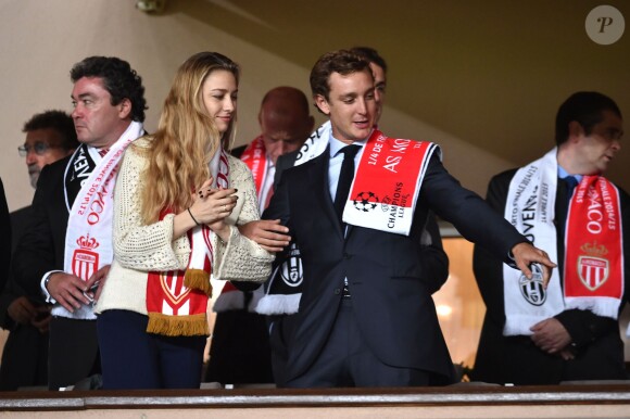 Pierre Casiraghi et Beatrice Borromeo complices au Stade Louis-II le 22 avril 2015 lors du quart de finale retour de Ligue des Champions entre l'AS Monaco et la Juventus de Turin.