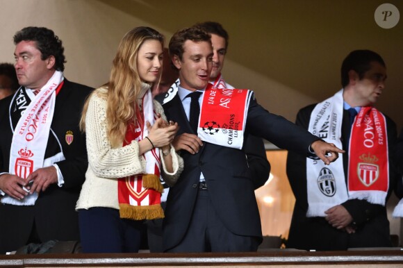 Pierre Casiraghi et Beatrice Borromeo complices au Stade Louis-II le 22 avril 2015 lors du quart de finale retour de Ligue des Champions entre l'AS Monaco et la Juventus de Turin.