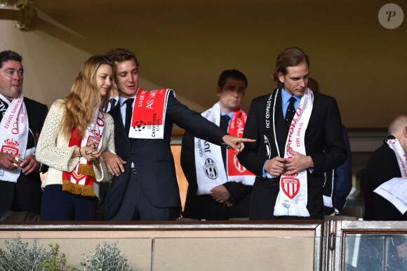 Pierre Casiraghi et Beatrice Borromeo complices au Stade Louis-II le 22 avril 2015 lors du quart de finale retour de Ligue des Champions entre l'AS Monaco et la Juventus de Turin.