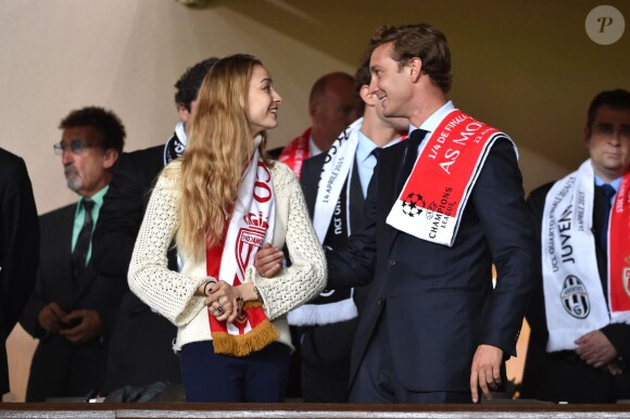 Pierre Casiraghi et Beatrice Borromeo complices au Stade Louis-II le 22 avril 2015 lors du quart de finale retour de Ligue des Champions entre l'AS Monaco et la Juventus de Turin.