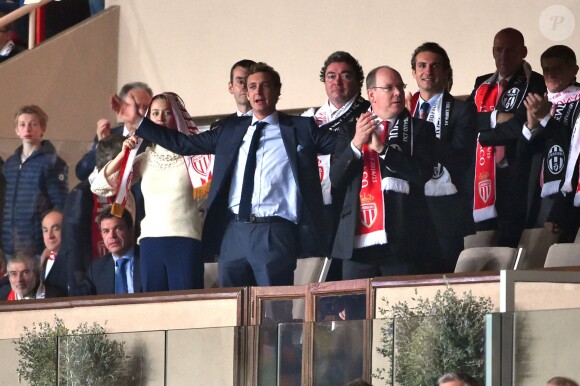 Beatrice Borromeo, Pierre Casiraghi, le prince Albert II de Monaco au Stade Louis-II le 22 avril 2015 lors du quart de finale retour de Ligue des Champions entre l'AS Monaco et la Juventus de Turin.