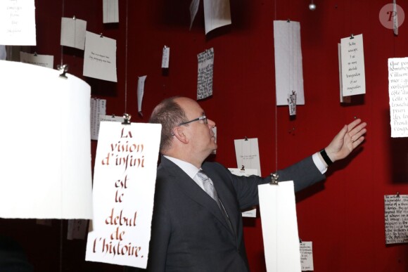 Le prince Albert II de Monaco prenait part le 22 avril 2015 au vernissage de l'exposition Another Day on Earth du photographe Gérard Rancinan, au Musée Océanographique de Monaco, en présence de l'artiste.