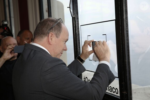 Le prince Albert II de Monaco prenait part le 22 avril 2015 au vernissage de l'exposition Another Day on Earth du photographe Gérard Rancinan, au Musée Océanographique de Monaco, en présence de l'artiste.