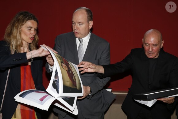 Le prince Albert II de Monaco prenait part le 22 avril 2015 au vernissage de l'exposition Another Day on Earth du photographe Gérard Rancinan, au Musée Océanographique de Monaco, en présence de l'artiste.