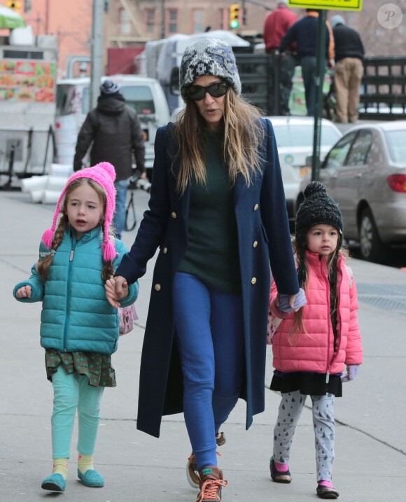 Sarah Jessica Parker se promène avec ses jumelles Marion et Tabitha Broderick à New York, le 1er avril 2015.