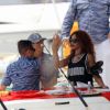 Rihanna et son entourage se baladent en bateau à Honolulu, à Hawaï. Le 24 avril 2015.
