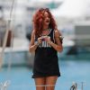 La sexy Rihanna, habillée d'un maillot et de baskets Puma (modèle Boris Becker OG), et de chaussettes Stance, profite de ses vacances à Honolulu, à Hawaï. Le 24 avril 2015.