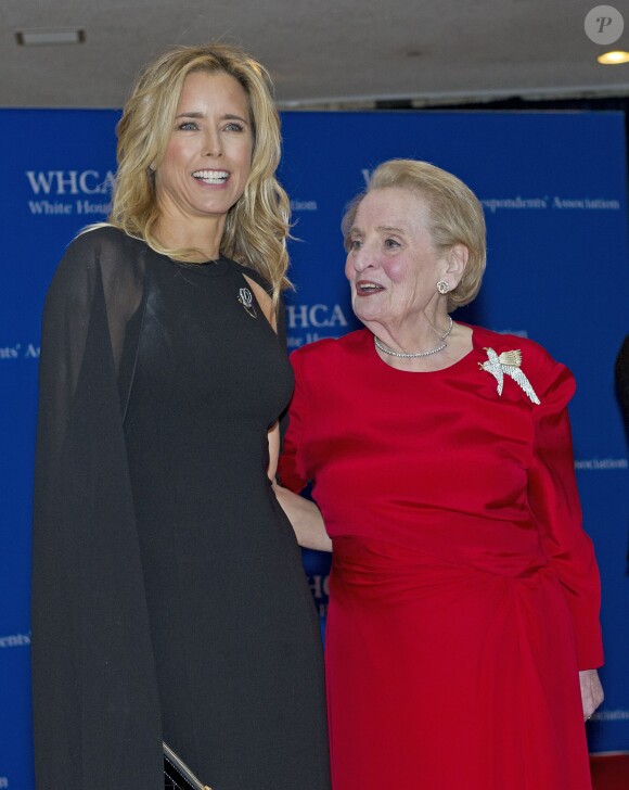 Tea Leoni, left, et l'ancienne secrétaire d'Etat des Etats-Unis Madeleine Albright  sur le tapis rouge de la soirée White House Correspondent's Association Gala au Washington Hilton à Washington, le 25 avril 2015
