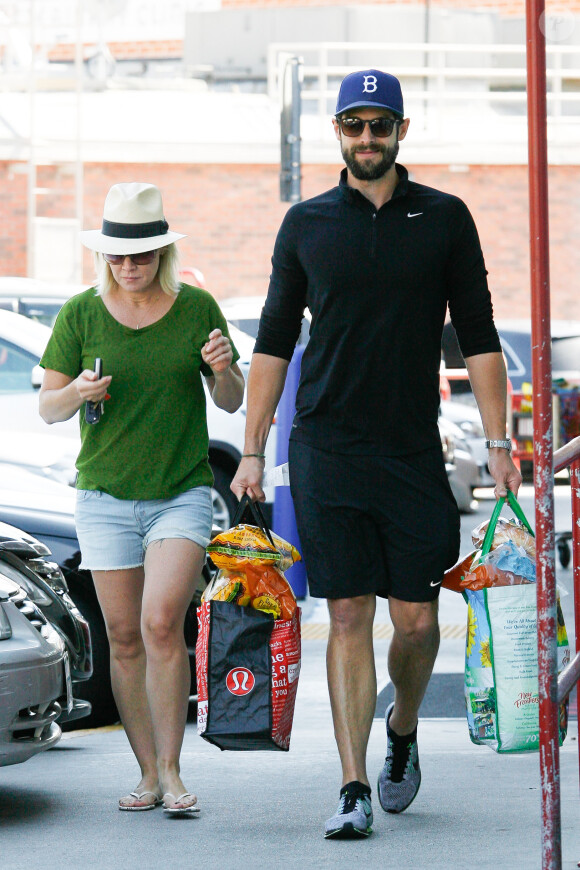 Jennie Garth et Dave Abrams se rendent au Trader Joe's Grocery Store à Hollywood, Los Angeles, le 12 avril 2015