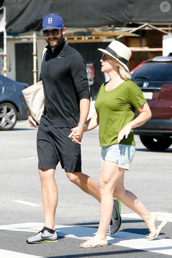 Jennie Garth et Dave Abrams se rendent au Trader Joe's Grocery Store à Hollywood, Los Angeles, le 12 avril 2015