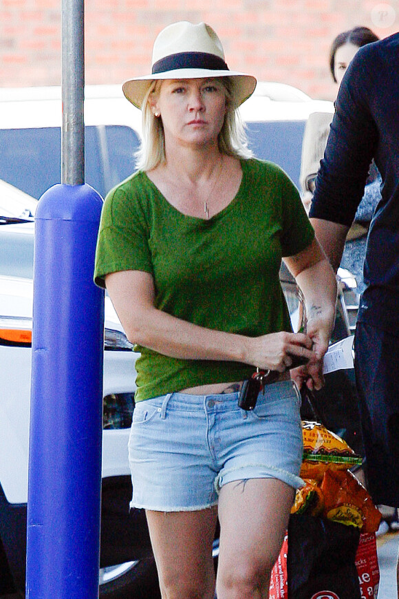 Jennie Garth et Dave Abrams se rendent au Trader Joe's Grocery Store à Hollywood, Los Angeles, le 12 avril 2015