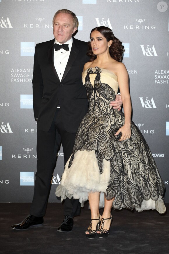 François-Henri Pinault et sa femme Salma Hayek - Photocall du gala "Alexander McQueen : Savage Beauty" au Victoria and Albert Museum à Londres, le 12 mars 2015