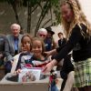 Madylin, Sullivan et Sawyer Sweeten place dans une capsule temporelle qui sera ouverte en 2037 pour les 150 ans de Hollywood le 13 février 2004, au coin de Sunset boulevard et Vine street