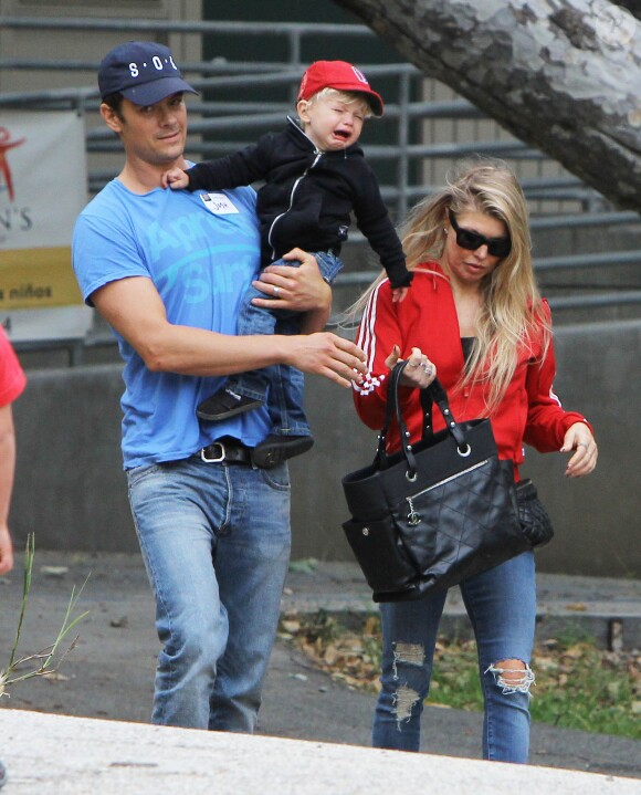 Fergie, son mari Josh Duhamel et leur fils Axl quittent un parc à Brentwood, le 24 avril 2015.  