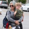 Hilary Duff se promène avec son fils Luca et des amies à West Hollywood, le 25 avril 2015.