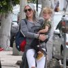 Hilary Duff se promène avec son fils Luca et des amies à West Hollywood, le 25 avril 2015.