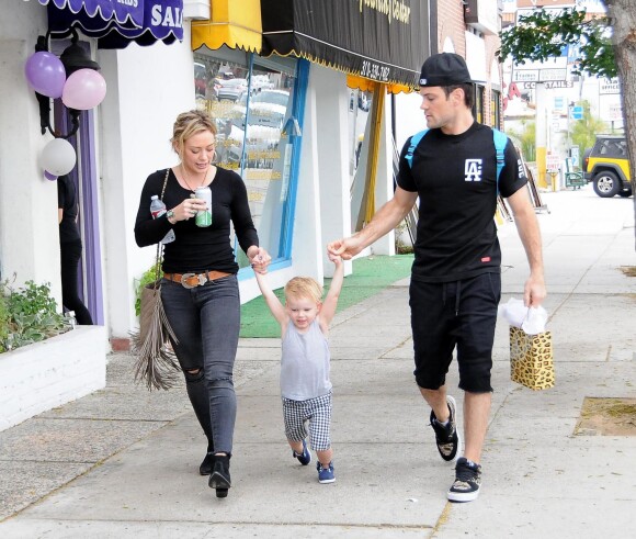 Hilary Duff se rend à une fête d'anniversaire avec son mari Mike Comrie, dont elle est séparée, et leur fils Luca à Sherman Oaks, le 19 juillet 2014. 