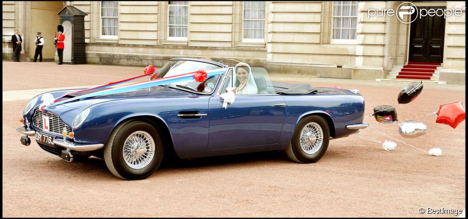  Le prince William et Kate Middleton quittant Buckingham au volant d&#039;une voiture de cllection le 29 avril 2011 lors de leur mariage 