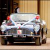 Le prince William et Kate Middleton quittant Buckingham au volant d'une voiture de cllection le 29 avril 2011 lors de leur mariage