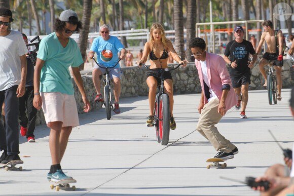 Gigi Hadid en tournage pour Seafolly Australia dans le quartier de South Beach à Miami. Le 25 avril 2015.
