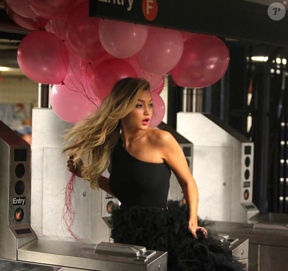 Gigi Hadid en plein shooting pour Gemey Maybelline à New York, le 26 avril 2015.