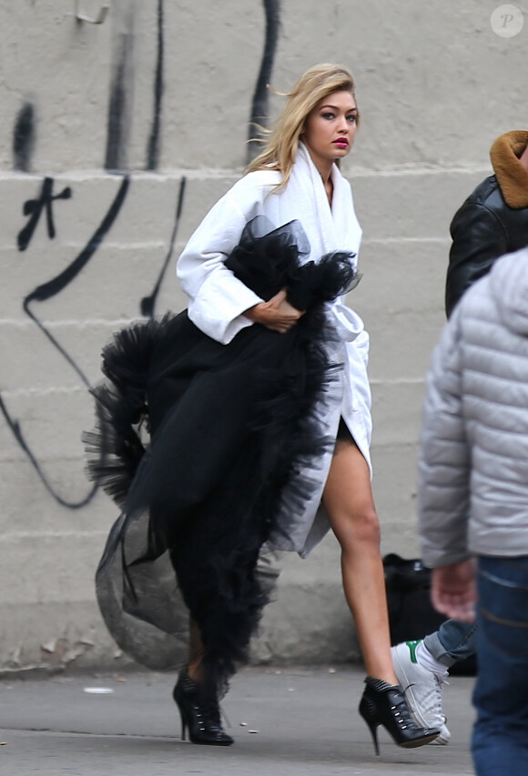 Gigi Hadid en plein shooting pour Gemey Maybelline à New York, le 26 avril 2015.