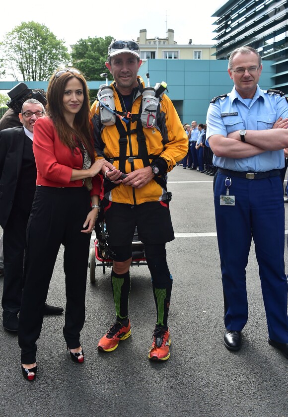 Exclusif - Fabienne Carat assiste à l'arrivée de la course du gendarme Régis Descamps, 43 ans, à Issy-les-Moulineaux. L'actrice est marraine de cette course, intitulée "jepretemesjambesa", qui a pour but d'attirer l'attention sur les enfants atteints de graves maladies. Le 29 avril 2015.
