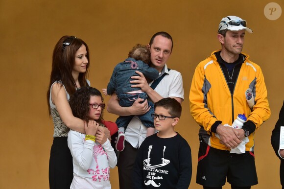 Exclusif - Fabienne Carat assiste à l'arrivée de la course du gendarme Régis Descamps, 43 ans, à Issy-les-Moulineaux. L'actrice est marraine de cette course, intitulée "jepretemesjambesa", qui a pour but d'attirer l'attention sur les enfants atteints de graves maladies. Le 29 avril 2015.