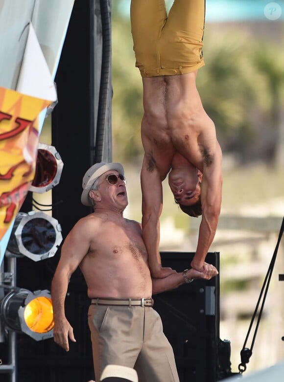 Robert De Niro et Zac Efron font des cascades sur le tournage du film "Dirty Grandpa" à Tybee Island en Georgie, le 30 avril 2015.